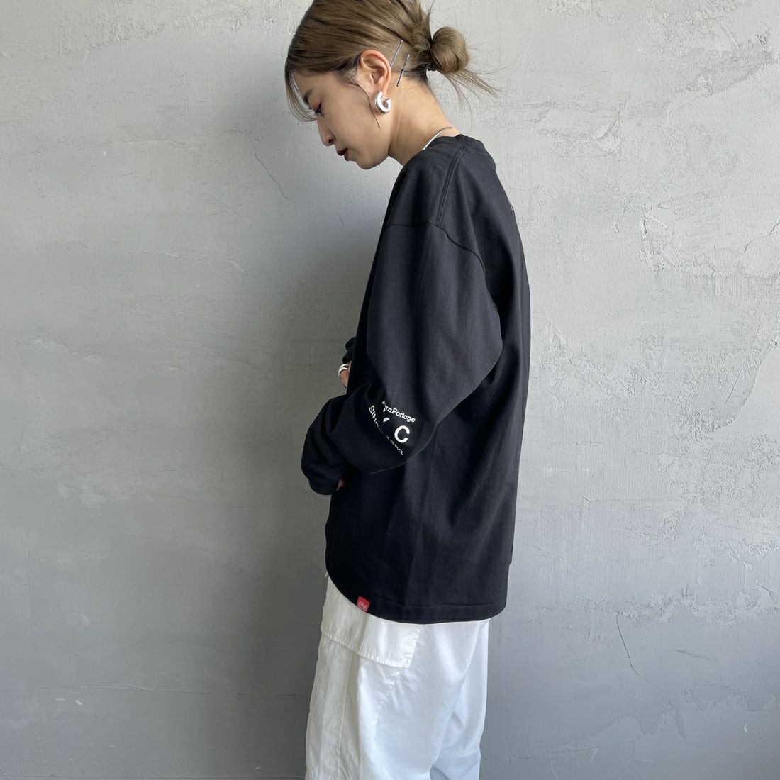 MANHATTAN PORTAGE [マンハッタンポーテージ] ワンポイントスカイラインロゴ 袖プリントロングTシャツ [MP-M580] BLACK &&モデル身長：150cm 着用サイズ：S&&