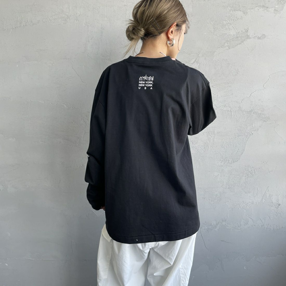 MANHATTAN PORTAGE [マンハッタンポーテージ] ワンポイントスカイラインロゴ 袖プリントロングTシャツ [MP-M580] BLACK &&モデル身長：150cm 着用サイズ：S&&