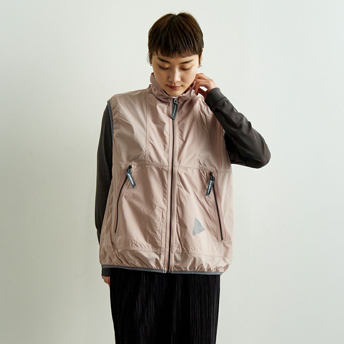 and wander [アンドワンダー] PERTEX ウィンドベスト [5745121016] PINK &&モデル身長：160cm 着用サイズ：WM&&