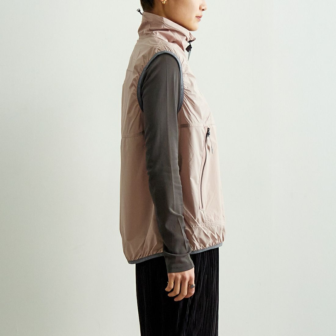 and wander [アンドワンダー] PERTEX ウィンドベスト [5745121016] PINK &&モデル身長：160cm 着用サイズ：WM&&