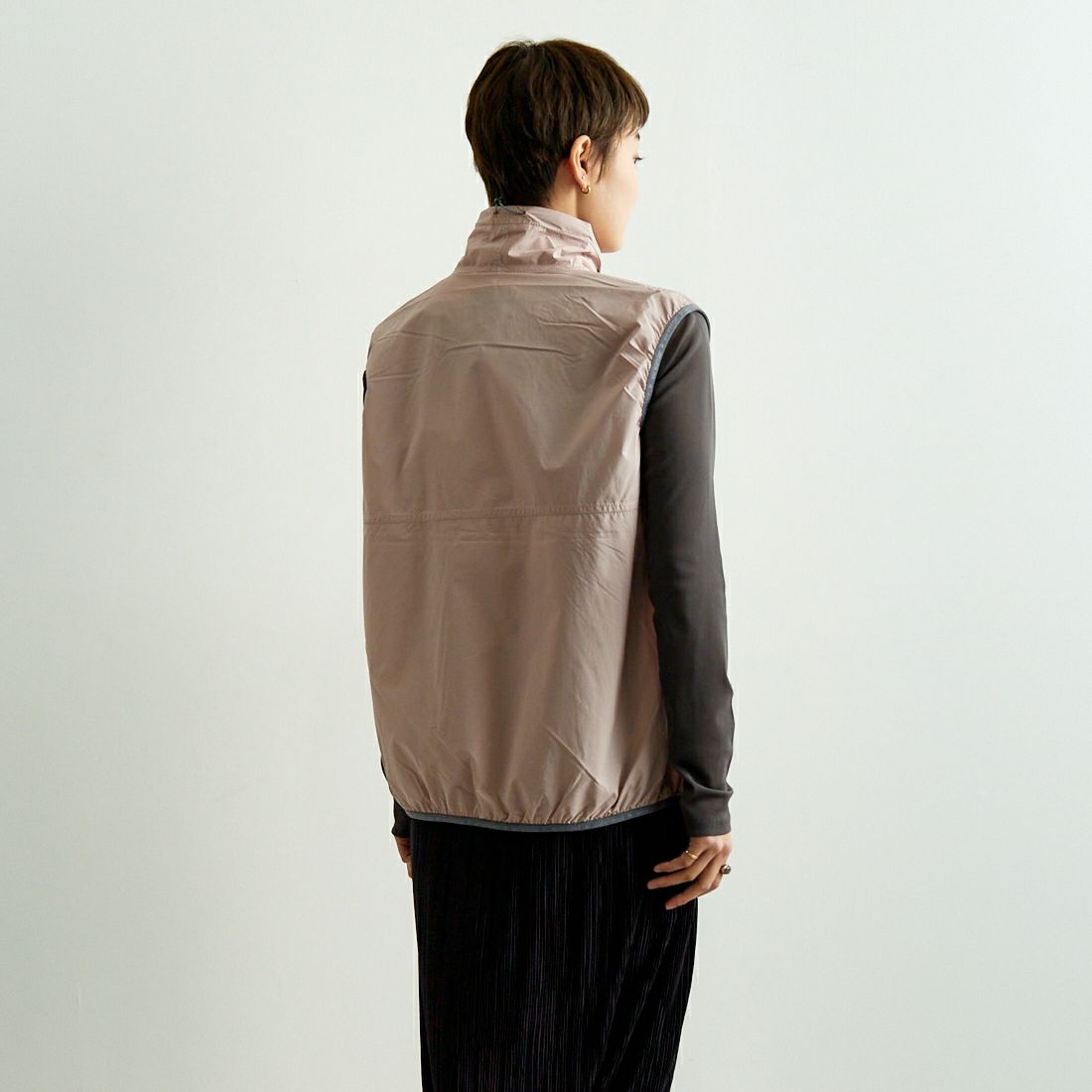 and wander [アンドワンダー] PERTEX ウィンドベスト [5745121016] PINK &&モデル身長：160cm 着用サイズ：WM&&