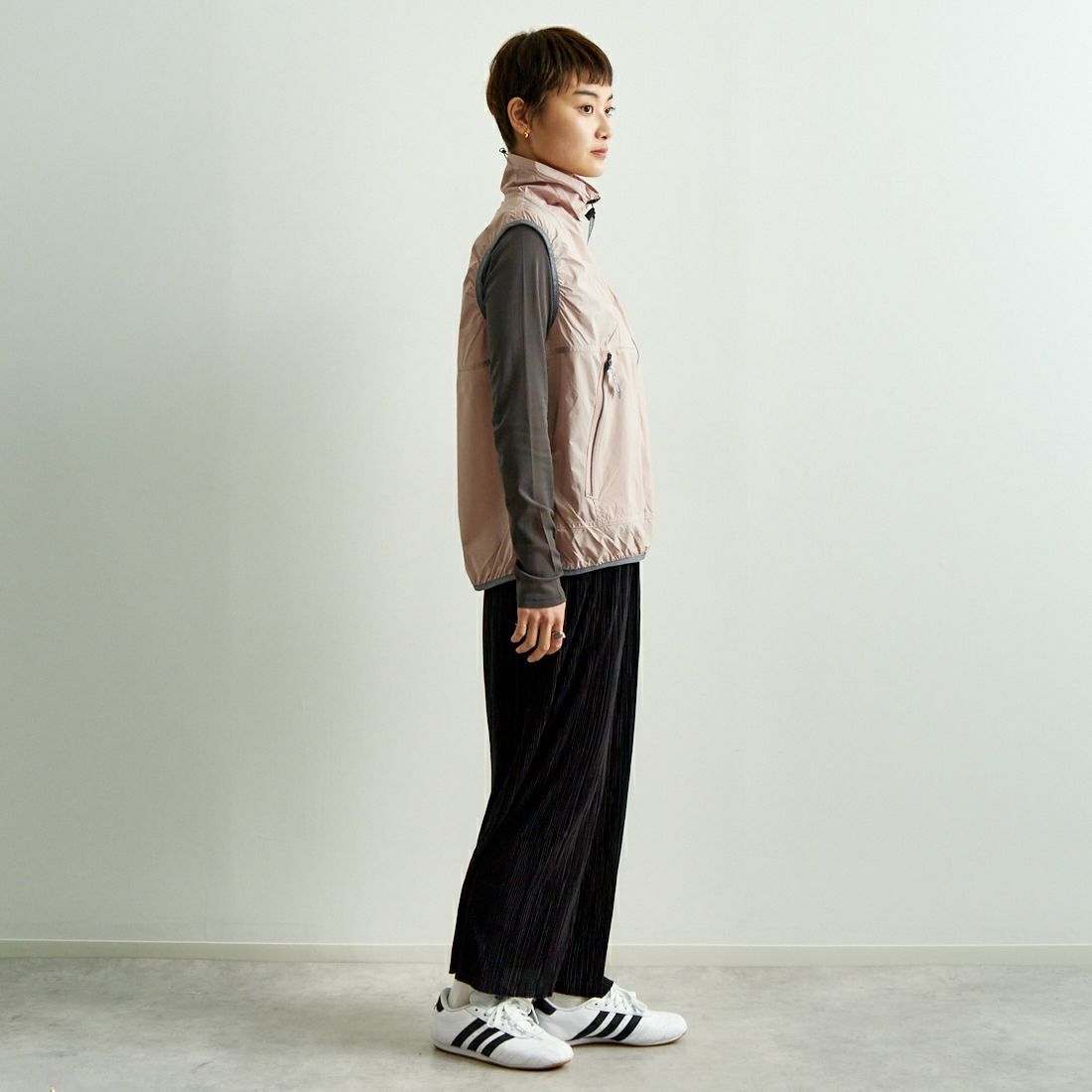 and wander [アンドワンダー] PERTEX ウィンドベスト [5745121016] PINK &&モデル身長：160cm 着用サイズ：WM&&