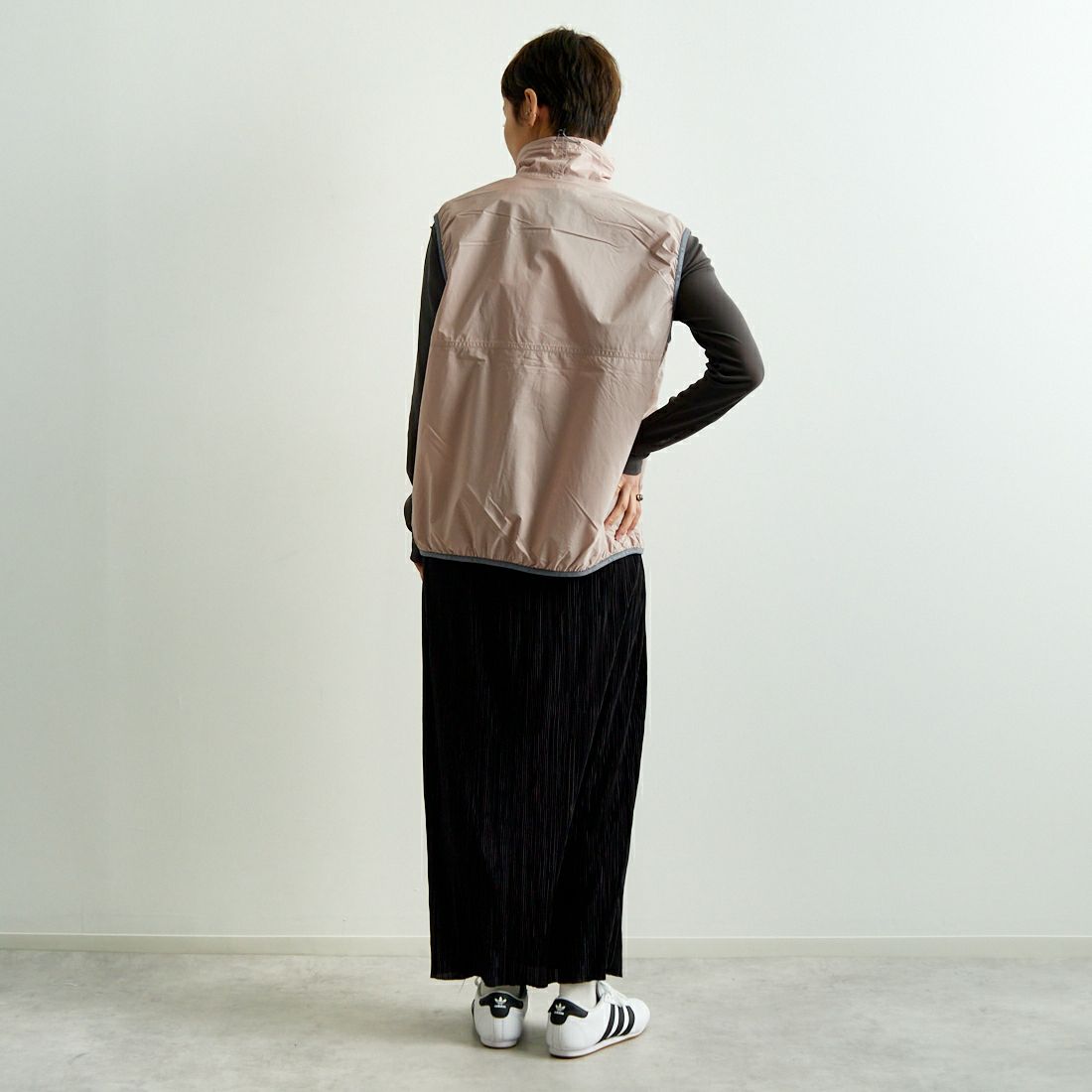and wander [アンドワンダー] PERTEX ウィンドベスト [5745121016] PINK &&モデル身長：160cm 着用サイズ：WM&&