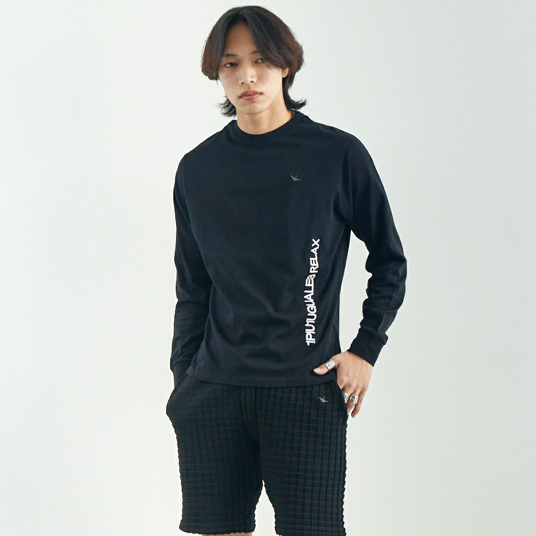 1PIU1UGUALE3 RELAX [ウノ ピゥ ウノ ウグァーレ トレ] バーチカルエンブロイダリーTシャツ [UST-25074] SN90 BLACK &&モデル身長：179cm 着用サイズ：M&&
