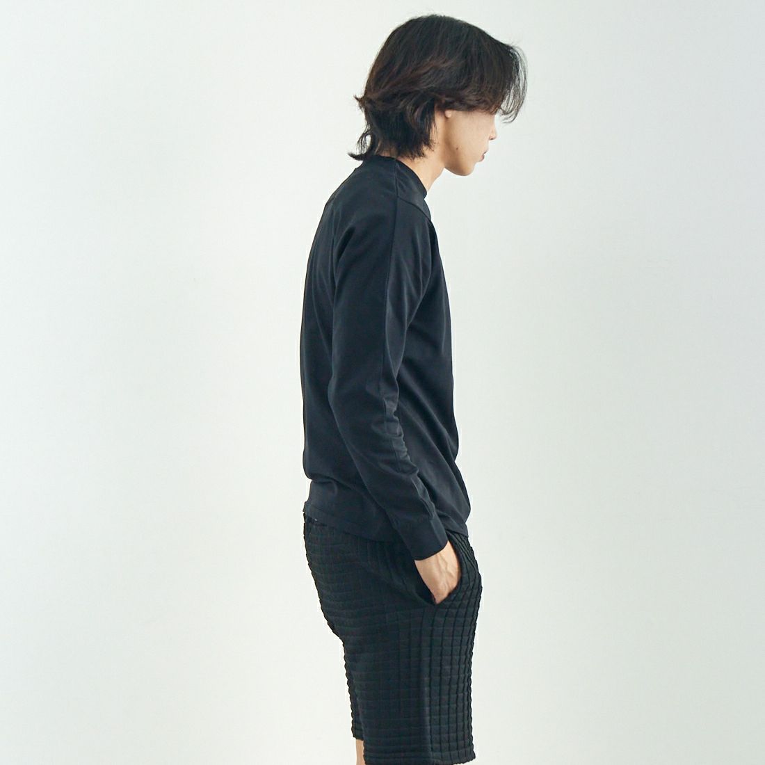 1PIU1UGUALE3 RELAX [ウノ ピゥ ウノ ウグァーレ トレ] バーチカルエンブロイダリーTシャツ [UST-25074] SN90 BLACK &&モデル身長：179cm 着用サイズ：M&&