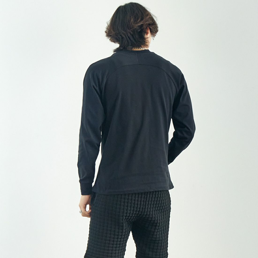1PIU1UGUALE3 RELAX [ウノ ピゥ ウノ ウグァーレ トレ] バーチカルエンブロイダリーTシャツ [UST-25074] SN90 BLACK &&モデル身長：179cm 着用サイズ：M&&