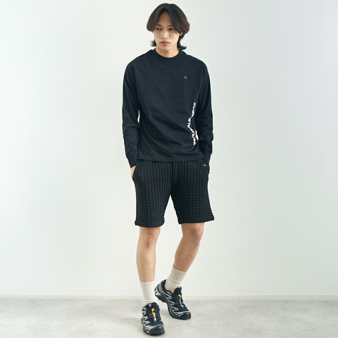 1PIU1UGUALE3 RELAX [ウノ ピゥ ウノ ウグァーレ トレ] バーチカルエンブロイダリーTシャツ [UST-25074] SN90 BLACK &&モデル身長：179cm 着用サイズ：M&&