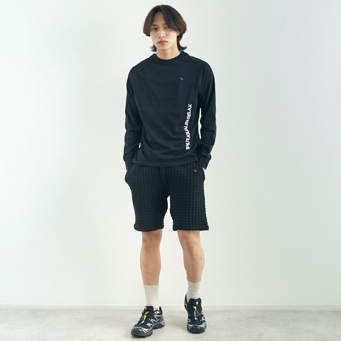 1PIU1UGUALE3 RELAX [ウノ ピゥ ウノ ウグァーレ トレ] バーチカルエンブロイダリーTシャツ [UST-25074] SN90 BLACK &&モデル身長：179cm 着用サイズ：M&&