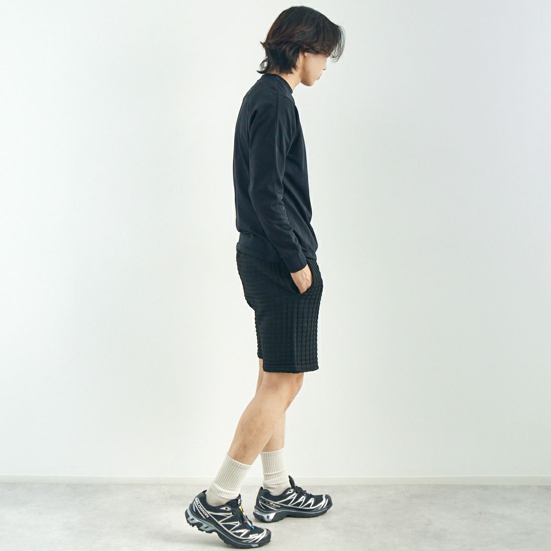 1PIU1UGUALE3 RELAX [ウノ ピゥ ウノ ウグァーレ トレ] バーチカルエンブロイダリーTシャツ [UST-25074] SN90 BLACK &&モデル身長：179cm 着用サイズ：M&&
