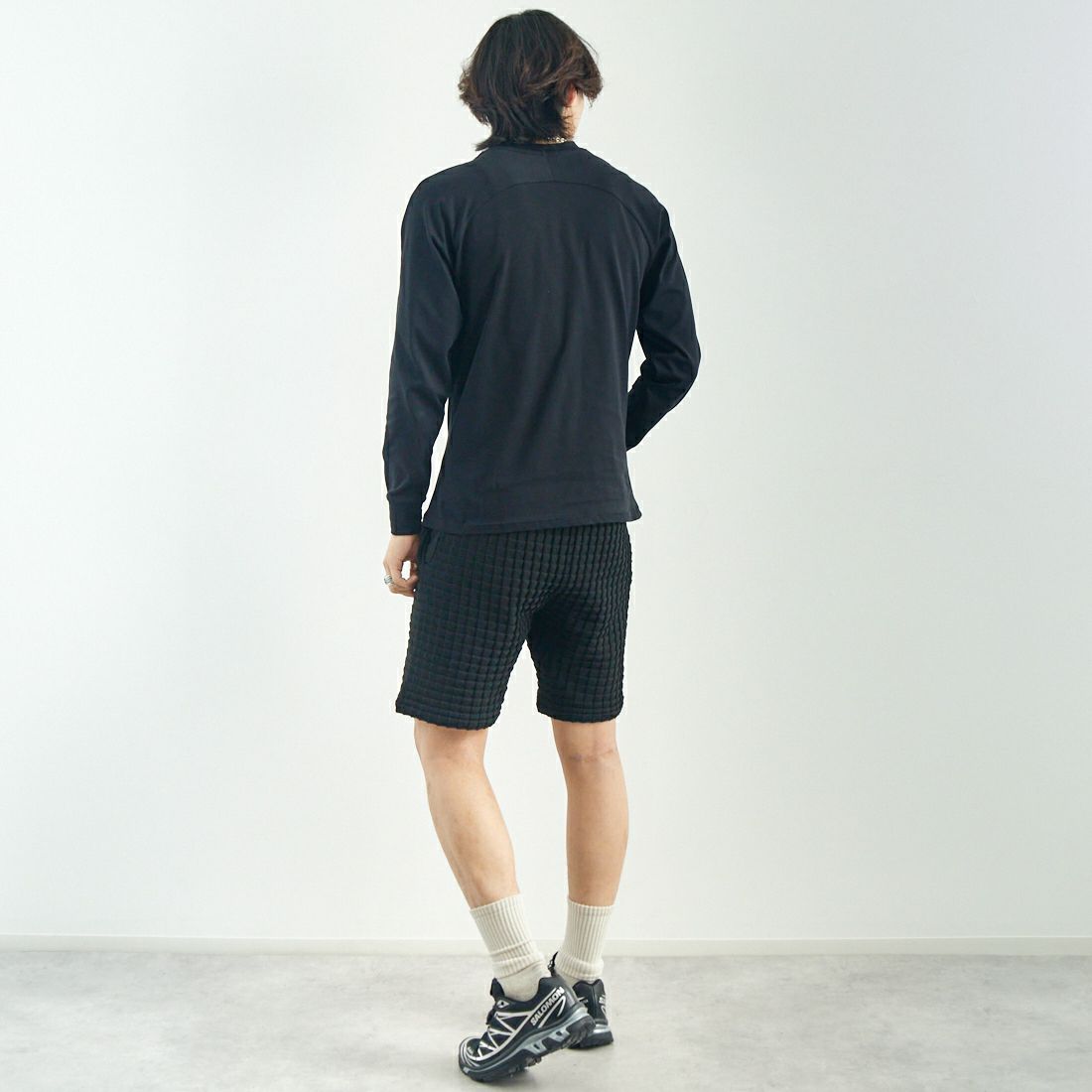 1PIU1UGUALE3 RELAX [ウノ ピゥ ウノ ウグァーレ トレ] バーチカルエンブロイダリーTシャツ [UST-25074] SN90 BLACK &&モデル身長：179cm 着用サイズ：M&&