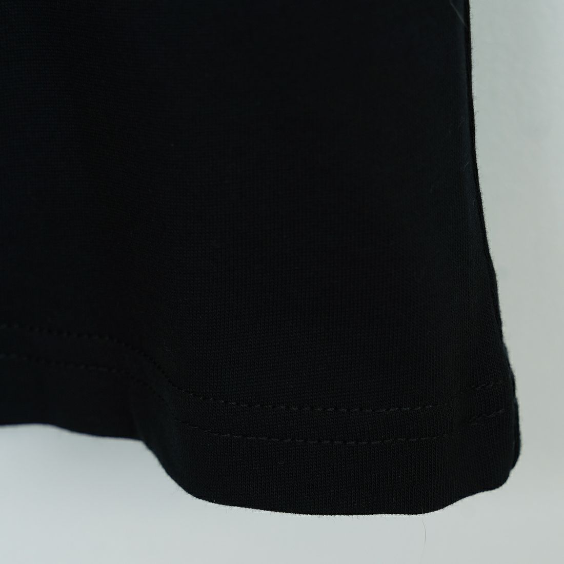 1PIU1UGUALE3 RELAX [ウノ ピゥ ウノ ウグァーレ トレ] バーチカルエンブロイダリーTシャツ [UST-25074] SN90 BLACK