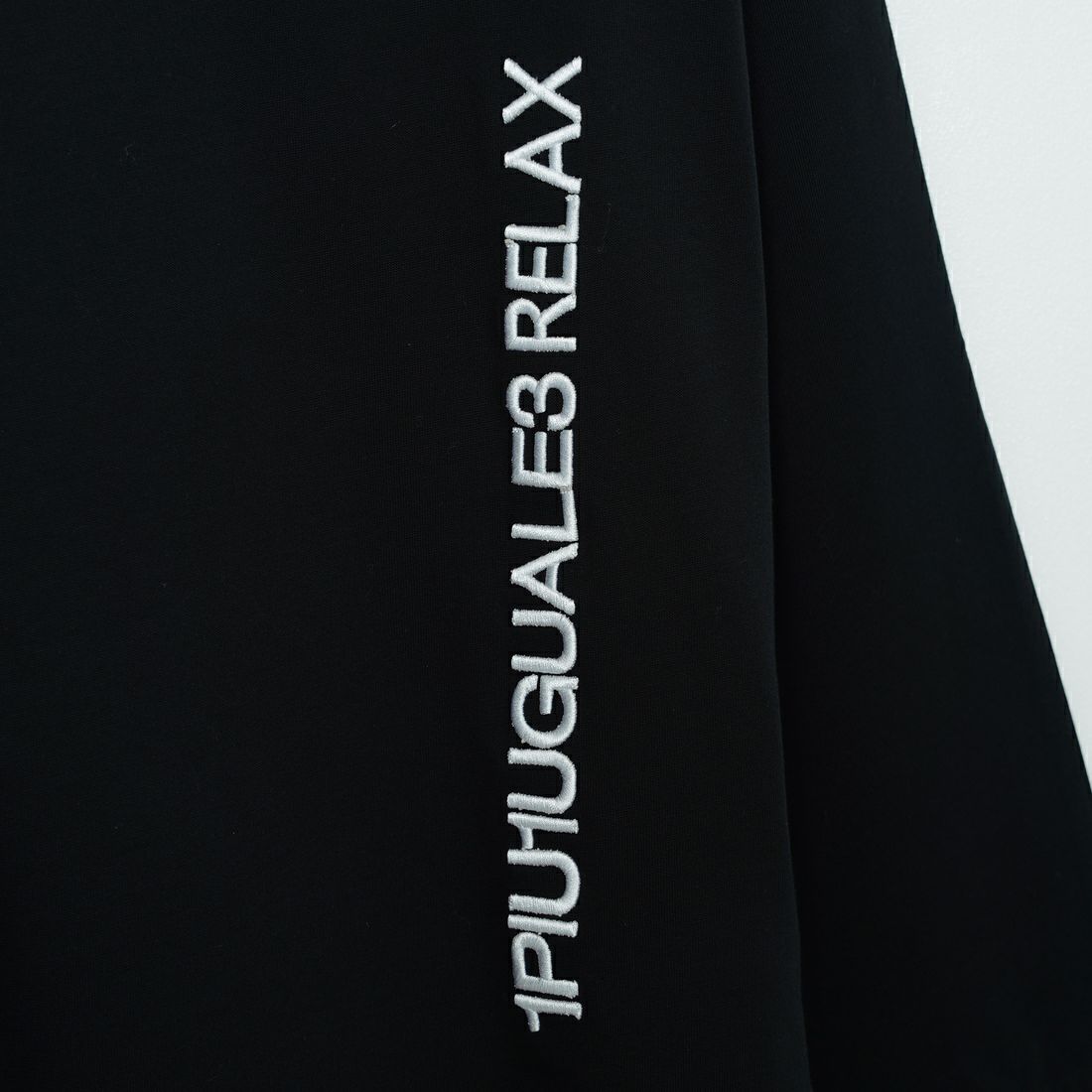 1PIU1UGUALE3 RELAX [ウノ ピゥ ウノ ウグァーレ トレ] バーチカルエンブロイダリーTシャツ [UST-25074] SN90 BLACK