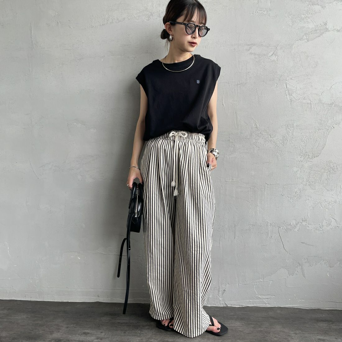 UNIVERSAL OVERALL [ユニバーサルオーバーオール] 別注 ワンポイントロゴ刺繍 ノースリーブカットソー [U2512250IN-JF] BLACK &&モデル身長：150cm 着用サイズ：F&&