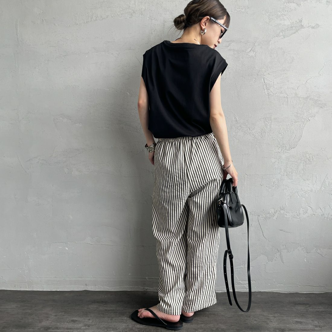 UNIVERSAL OVERALL [ユニバーサルオーバーオール] 別注 ワンポイントロゴ刺繍 ノースリーブカットソー [U2512250IN-JF] BLACK &&モデル身長：150cm 着用サイズ：F&&