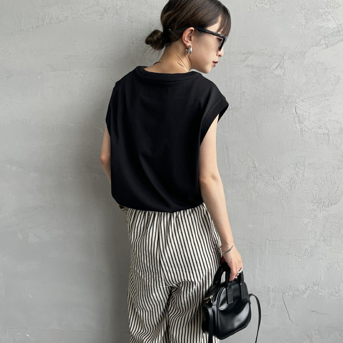 UNIVERSAL OVERALL [ユニバーサルオーバーオール] 別注 ワンポイントロゴ刺繍 ノースリーブカットソー [U2512250IN-JF] BLACK &&モデル身長：150cm 着用サイズ：F&&