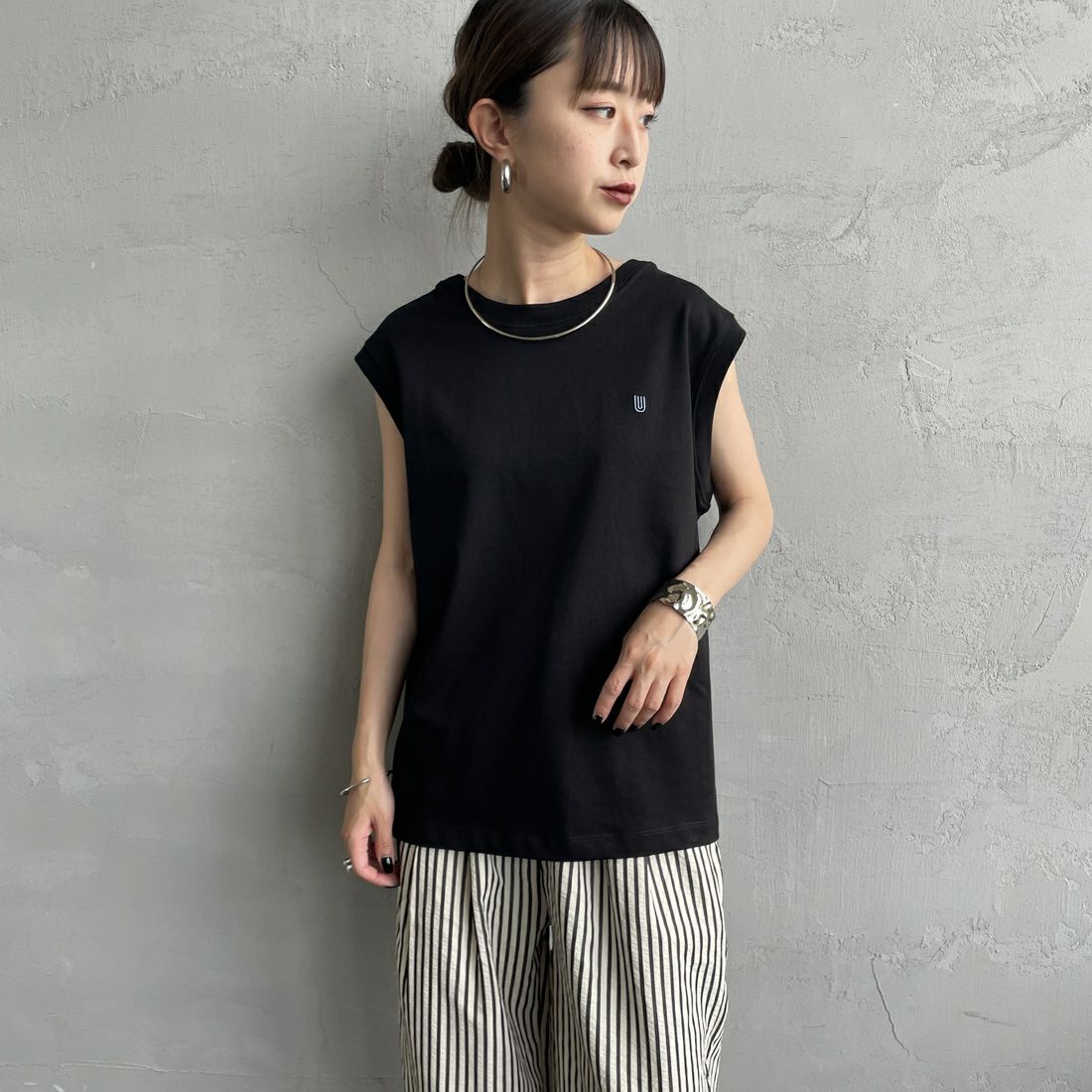 UNIVERSAL OVERALL [ユニバーサルオーバーオール] 別注 ワンポイントロゴ刺繍 ノースリーブカットソー [U2512250IN-JF] BLACK &&モデル身長：150cm 着用サイズ：F&&