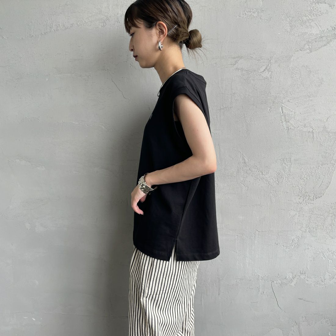 UNIVERSAL OVERALL [ユニバーサルオーバーオール] 別注 ワンポイントロゴ刺繍 ノースリーブカットソー [U2512250IN-JF] BLACK &&モデル身長：150cm 着用サイズ：F&&