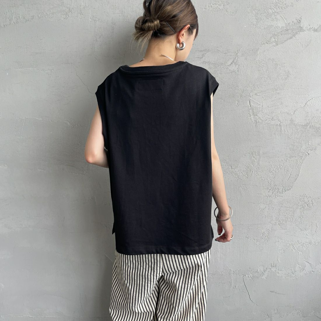 UNIVERSAL OVERALL [ユニバーサルオーバーオール] 別注 ワンポイントロゴ刺繍 ノースリーブカットソー [U2512250IN-JF] BLACK &&モデル身長：150cm 着用サイズ：F&&