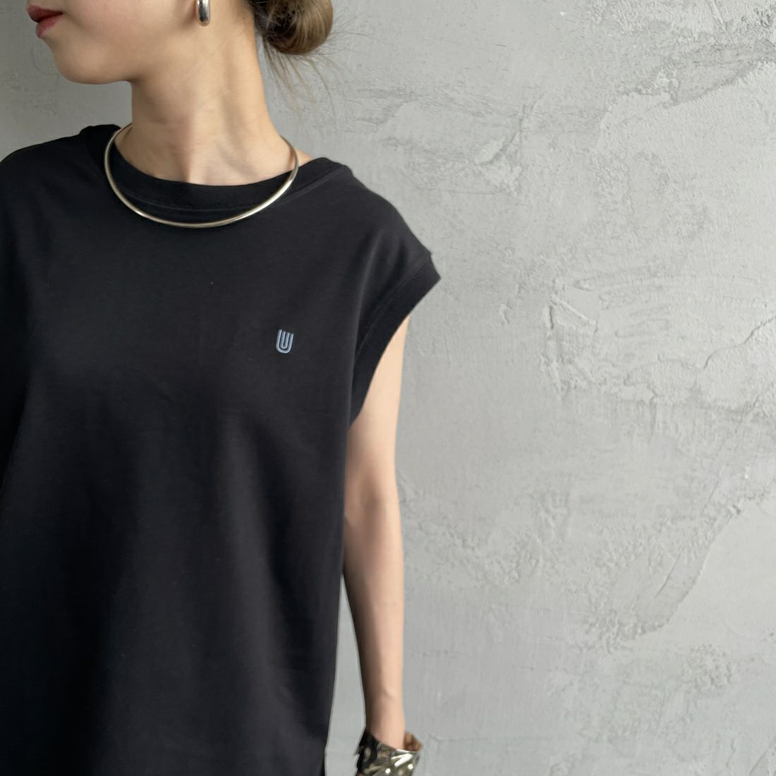 UNIVERSAL OVERALL [ユニバーサルオーバーオール] 別注 ワンポイントロゴ刺繍 ノースリーブカットソー [U2512250IN-JF] BLACK &&モデル身長：150cm 着用サイズ：F&&