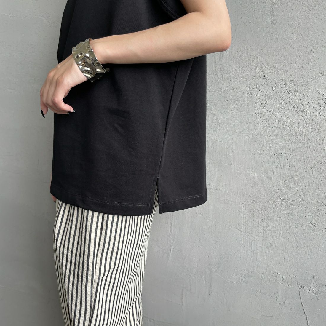 UNIVERSAL OVERALL [ユニバーサルオーバーオール] 別注 ワンポイントロゴ刺繍 ノースリーブカットソー [U2512250IN-JF] BLACK &&モデル身長：150cm 着用サイズ：F&&