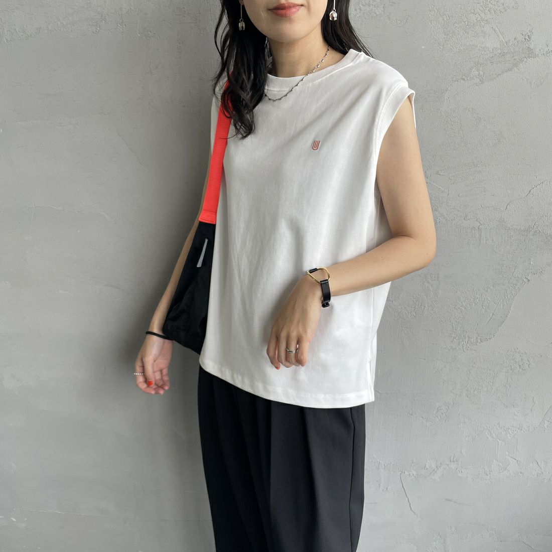 UNIVERSAL OVERALL [ユニバーサルオーバーオール] 別注 ワンポイントロゴ刺繍 ノースリーブカットソー [U2512250IN-JF] WHITE &&モデル身長：160cm 着用サイズ：F&&