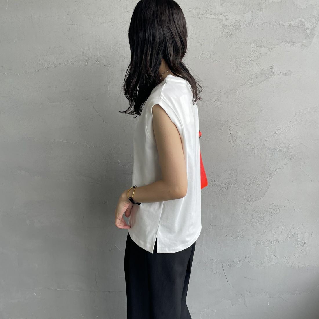 UNIVERSAL OVERALL [ユニバーサルオーバーオール] 別注 ワンポイントロゴ刺繍 ノースリーブカットソー [U2512250IN-JF] WHITE &&モデル身長：160cm 着用サイズ：F&&