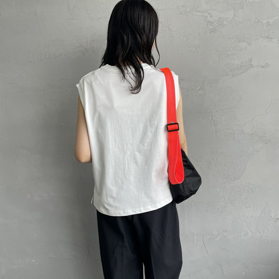UNIVERSAL OVERALL [ユニバーサルオーバーオール] 別注 ワンポイントロゴ刺繍 ノースリーブカットソー [U2512250IN-JF] WHITE &&モデル身長：160cm 着用サイズ：F&&