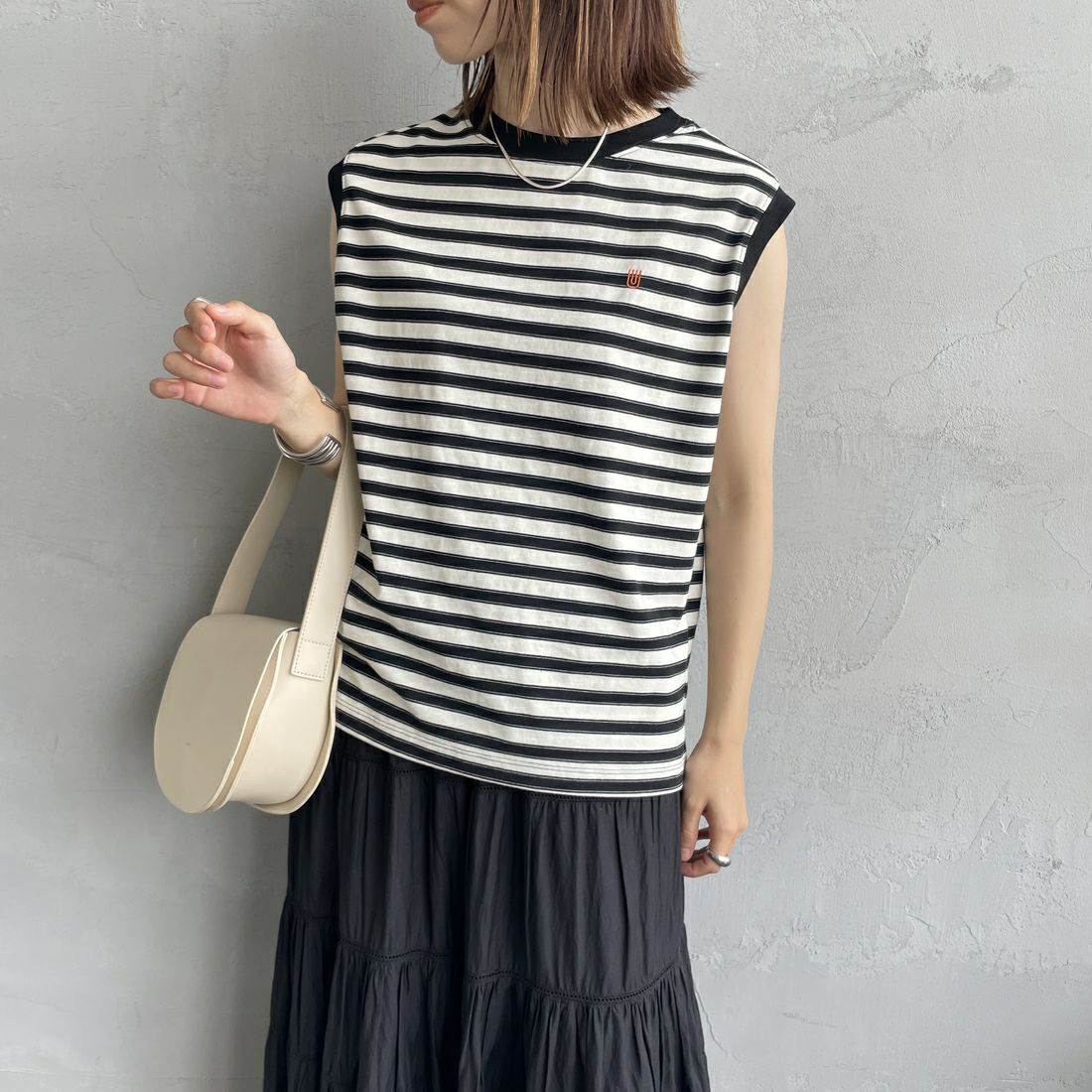 UNIVERSAL OVERALL [ユニバーサルオーバーオール] 別注 ワンポイントロゴ刺繍 ノースリーブカットソー [U2512250IN-JF] WHT BORDER &&モデル身長：158cm 着用サイズ：F&&