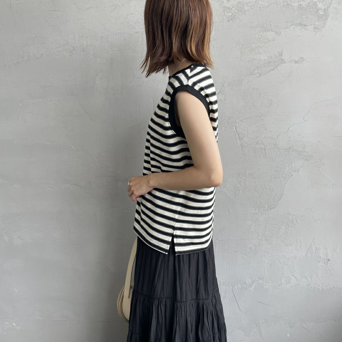 UNIVERSAL OVERALL [ユニバーサルオーバーオール] 別注 ワンポイントロゴ刺繍 ノースリーブカットソー [U2512250IN-JF] WHT BORDER &&モデル身長：158cm 着用サイズ：F&&