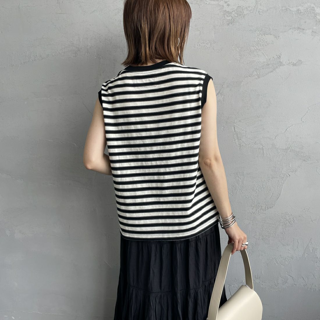 UNIVERSAL OVERALL [ユニバーサルオーバーオール] 別注 ワンポイントロゴ刺繍 ノースリーブカットソー [U2512250IN-JF] WHT BORDER &&モデル身長：158cm 着用サイズ：F&&