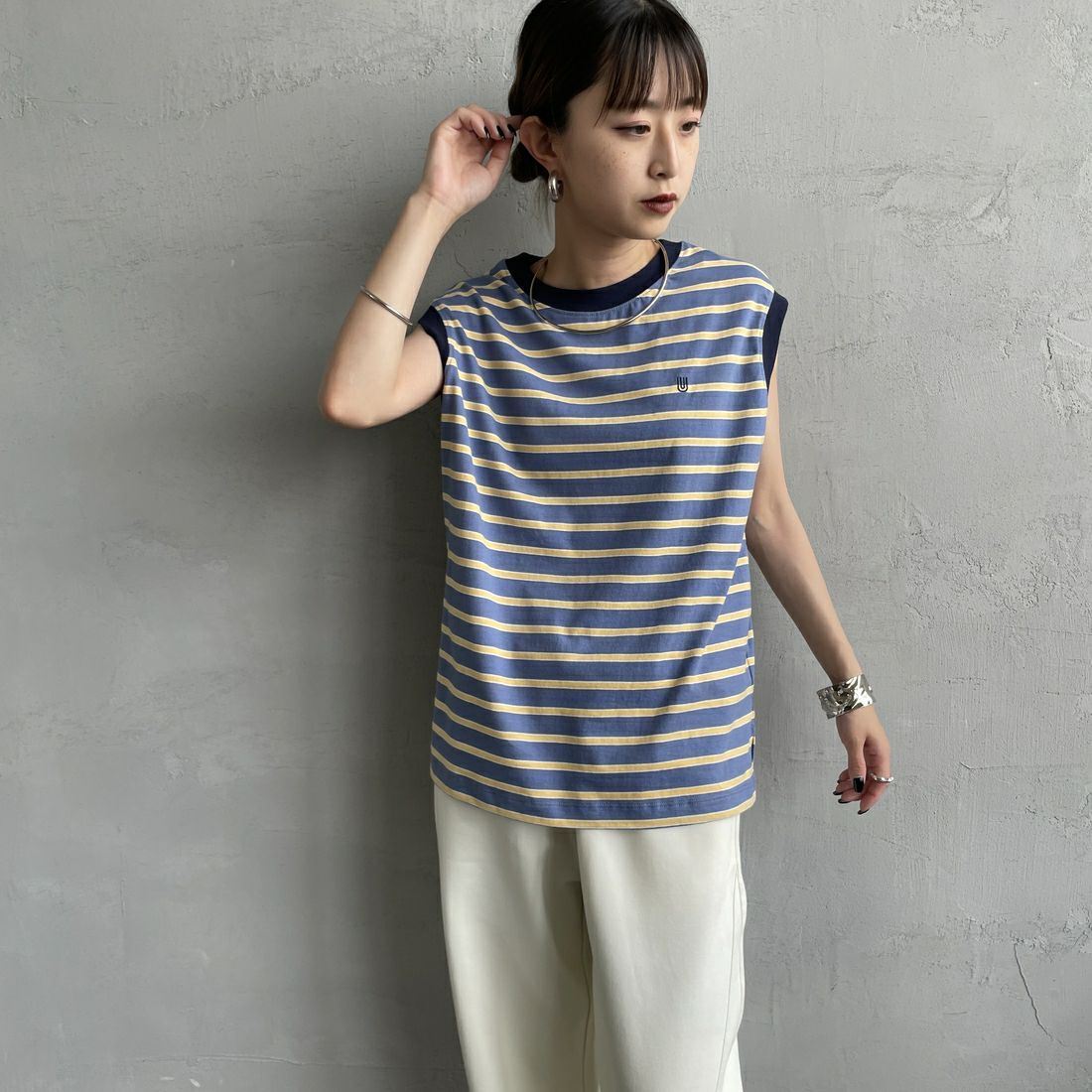 UNIVERSAL OVERALL [ユニバーサルオーバーオール] 別注 ワンポイントロゴ刺繍 ノースリーブカットソー [U2512250IN-JF] BLU BORDER &&モデル身長：150cm 着用サイズ：F&&