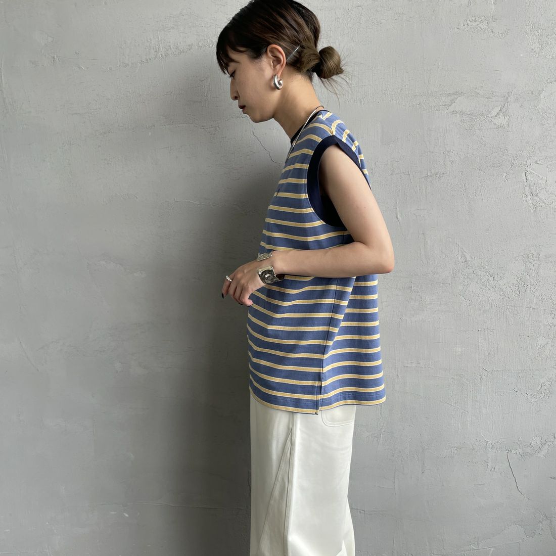 UNIVERSAL OVERALL [ユニバーサルオーバーオール] 別注 ワンポイントロゴ刺繍 ノースリーブカットソー [U2512250IN-JF] BLU BORDER &&モデル身長：150cm 着用サイズ：F&&