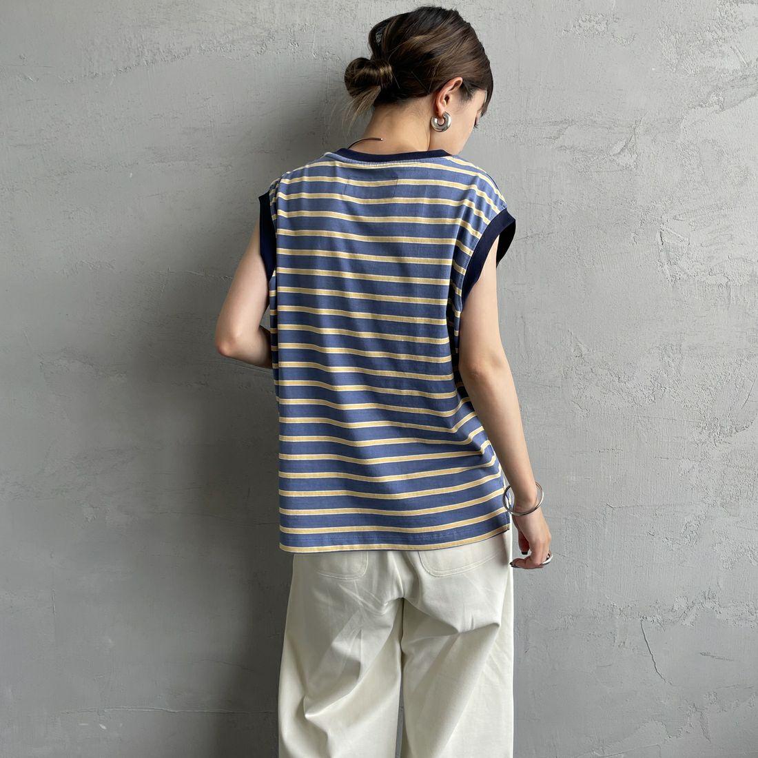 UNIVERSAL OVERALL [ユニバーサルオーバーオール] 別注 ワンポイントロゴ刺繍 ノースリーブカットソー [U2512250IN-JF] BLU BORDER &&モデル身長：150cm 着用サイズ：F&&