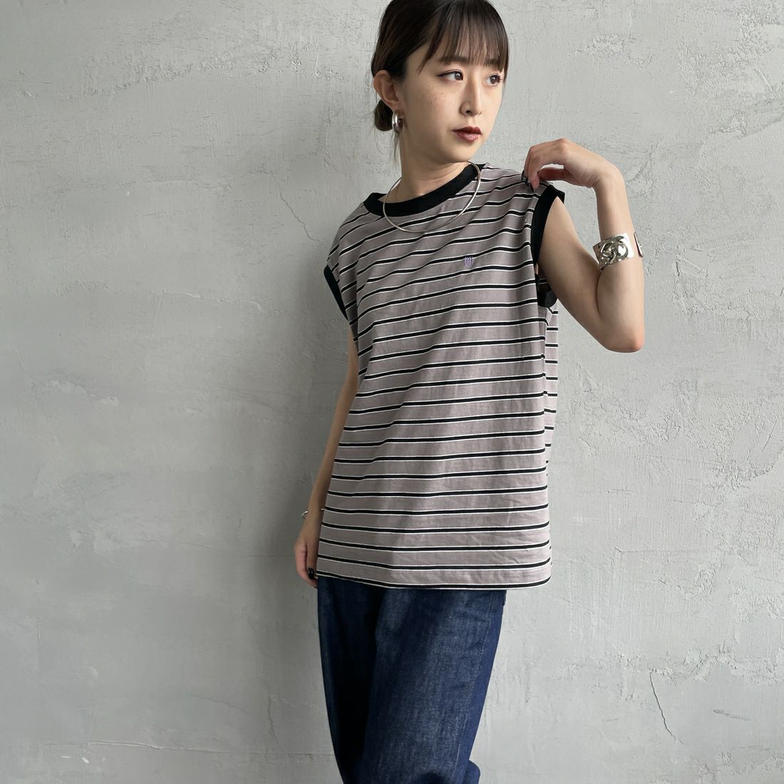UNIVERSAL OVERALL [ユニバーサルオーバーオール] 別注 ワンポイントロゴ刺繍 ノースリーブカットソー [U2512250IN-JF] GRY BORDER &&モデル身長：150cm 着用サイズ：F&&