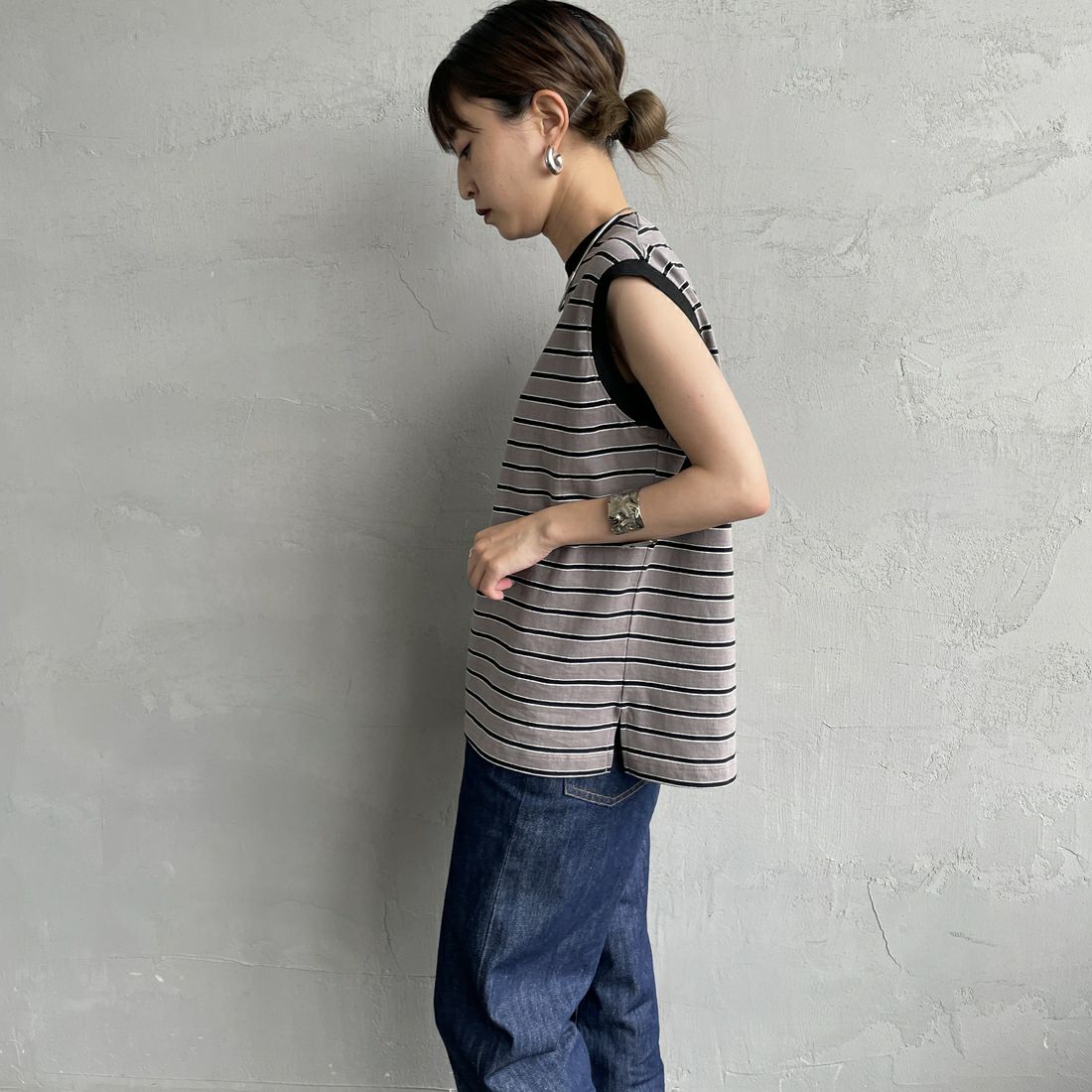 UNIVERSAL OVERALL [ユニバーサルオーバーオール] 別注 ワンポイントロゴ刺繍 ノースリーブカットソー [U2512250IN-JF] GRY BORDER &&モデル身長：150cm 着用サイズ：F&&