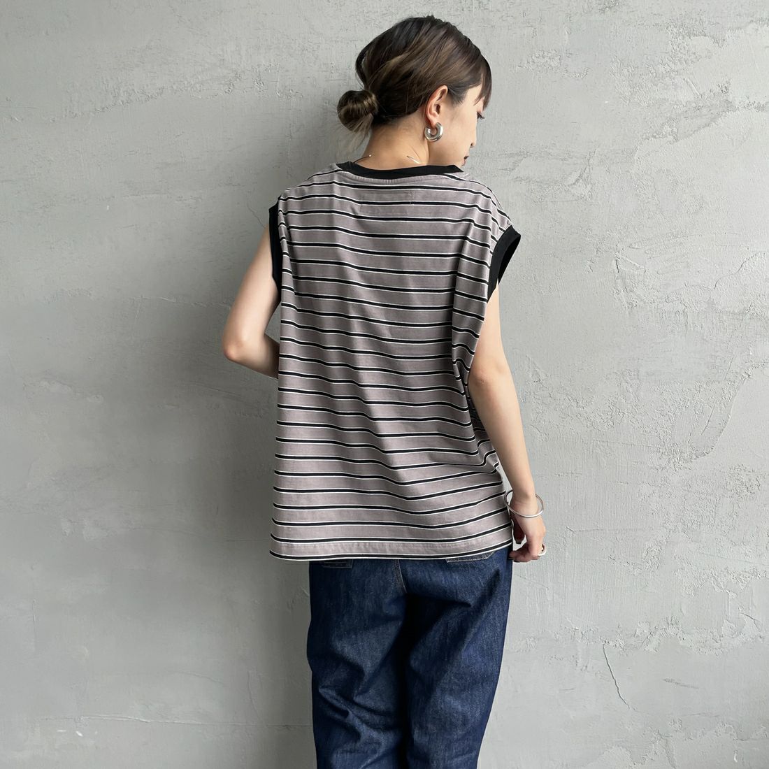 UNIVERSAL OVERALL [ユニバーサルオーバーオール] 別注 ワンポイントロゴ刺繍 ノースリーブカットソー [U2512250IN-JF] GRY BORDER &&モデル身長：150cm 着用サイズ：F&&