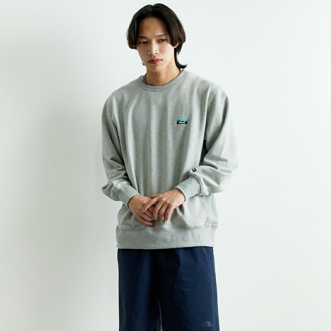 NANGA [ナンガ] ミニロゴ刺繍スウェット [NW2441-1F013] L.GRY &&モデル身長：179cm 着用サイズ：M&&