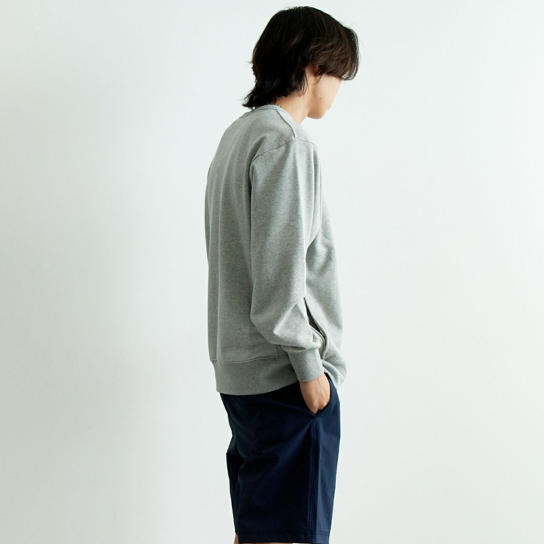 NANGA [ナンガ] ミニロゴ刺繍スウェット [NW2441-1F013] L.GRY &&モデル身長：179cm 着用サイズ：M&&