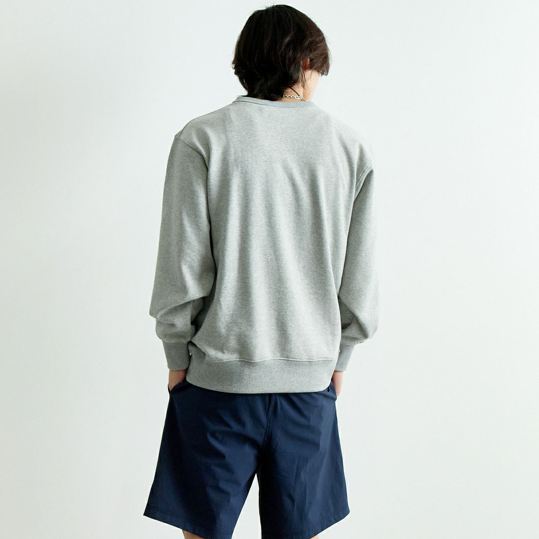 NANGA [ナンガ] ミニロゴ刺繍スウェット [NW2441-1F013] L.GRY &&モデル身長：179cm 着用サイズ：M&&