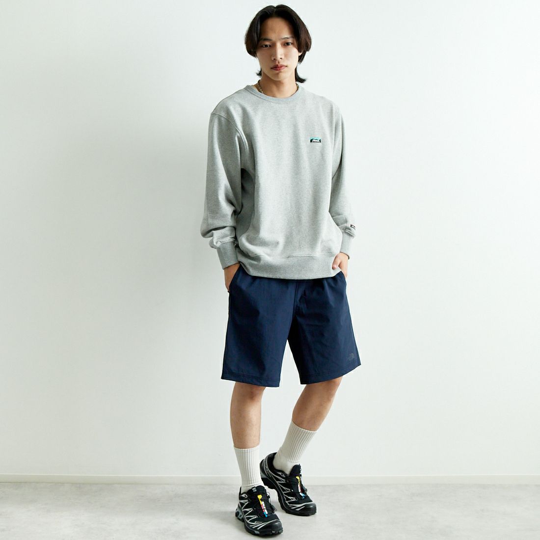 NANGA [ナンガ] ミニロゴ刺繍スウェット [NW2441-1F013] L.GRY &&モデル身長：179cm 着用サイズ：M&&