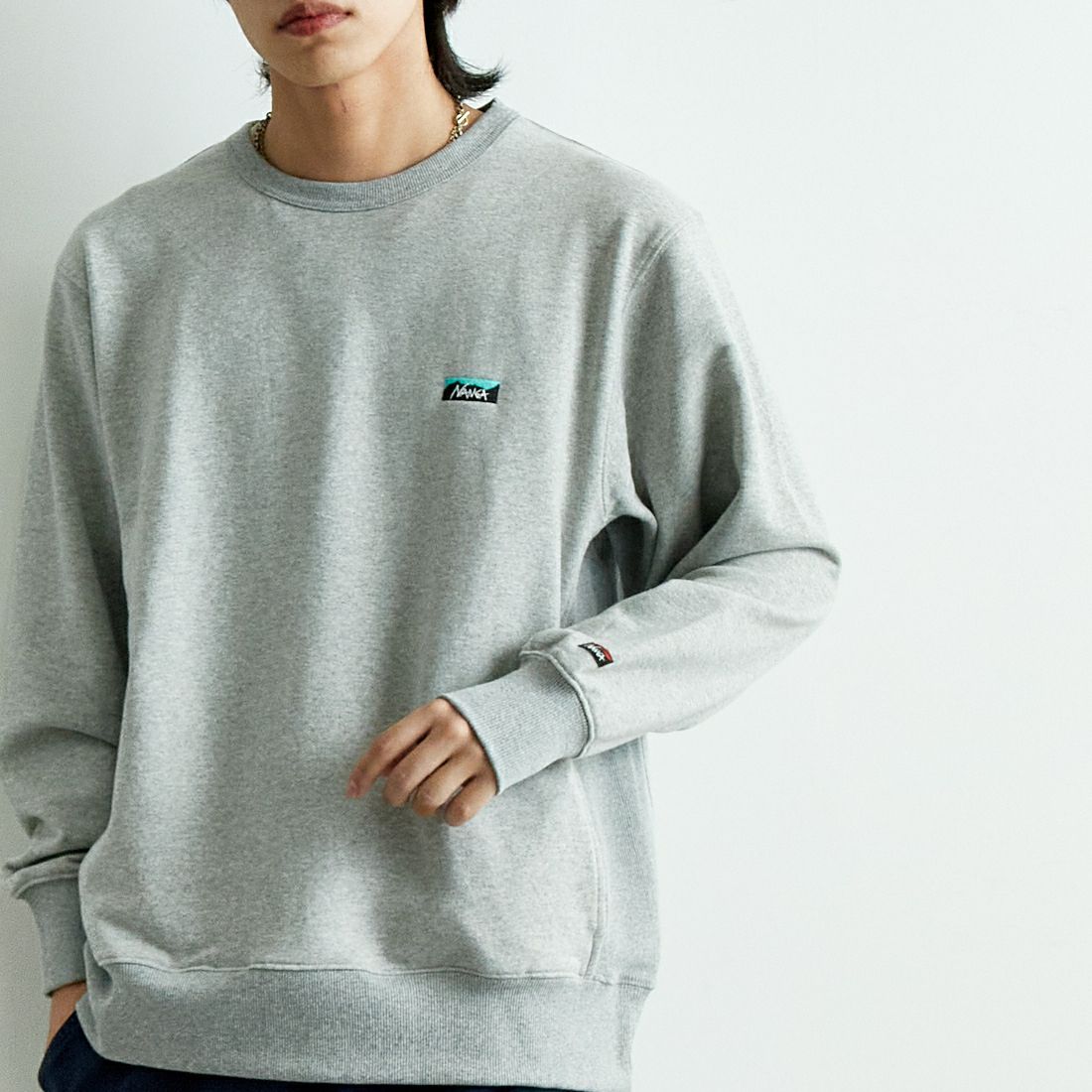 NANGA [ナンガ] ミニロゴ刺繍スウェット [NW2441-1F013] L.GRY &&モデル身長：179cm 着用サイズ：M&&