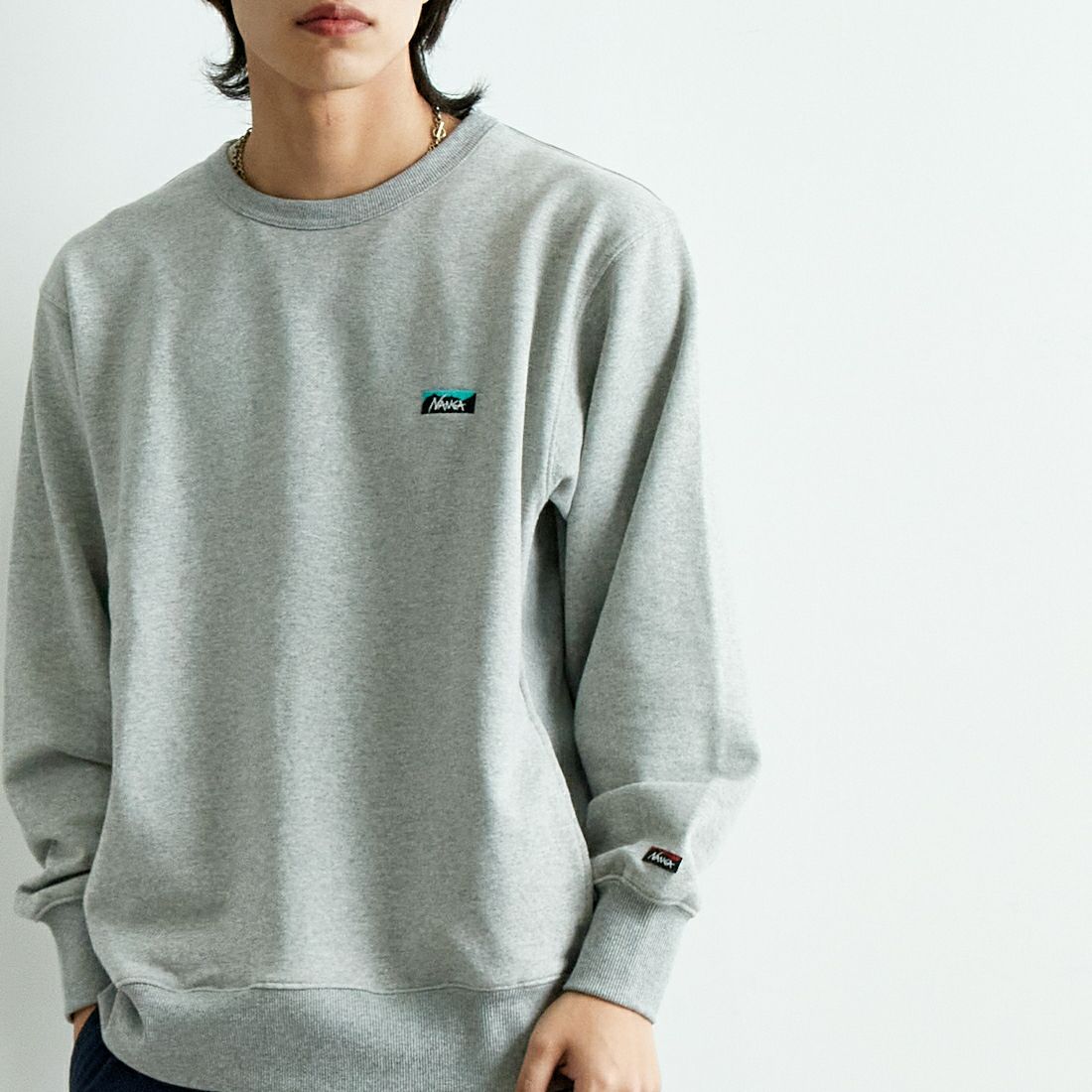 NANGA [ナンガ] ミニロゴ刺繍スウェット [NW2441-1F013] L.GRY &&モデル身長：179cm 着用サイズ：M&&