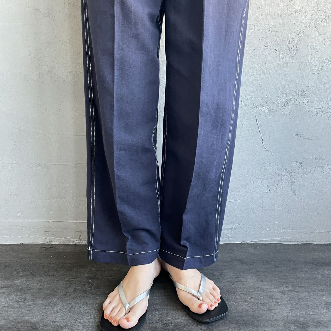 UNIVERSAL OVERALL [ユニバーサルオーバーオール] 別注 リネンイージーベイカーパンツ [U2512605IN-JF] NAVY &&モデル身長：160cm 着用サイズ：M&&