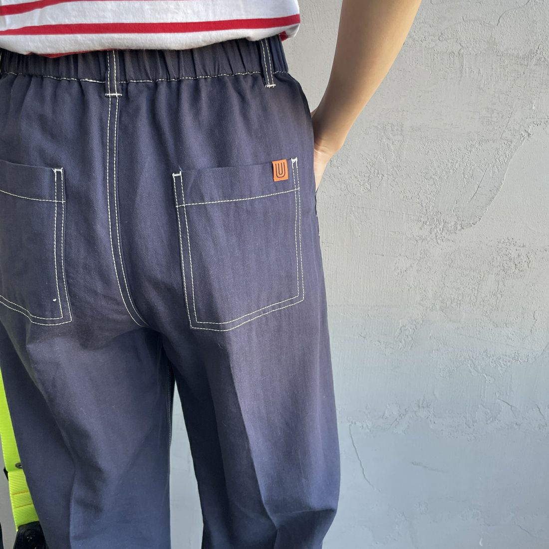 UNIVERSAL OVERALL [ユニバーサルオーバーオール] 別注 リネンイージーベイカーパンツ [U2512605IN-JF] NAVY &&モデル身長：160cm 着用サイズ：M&&