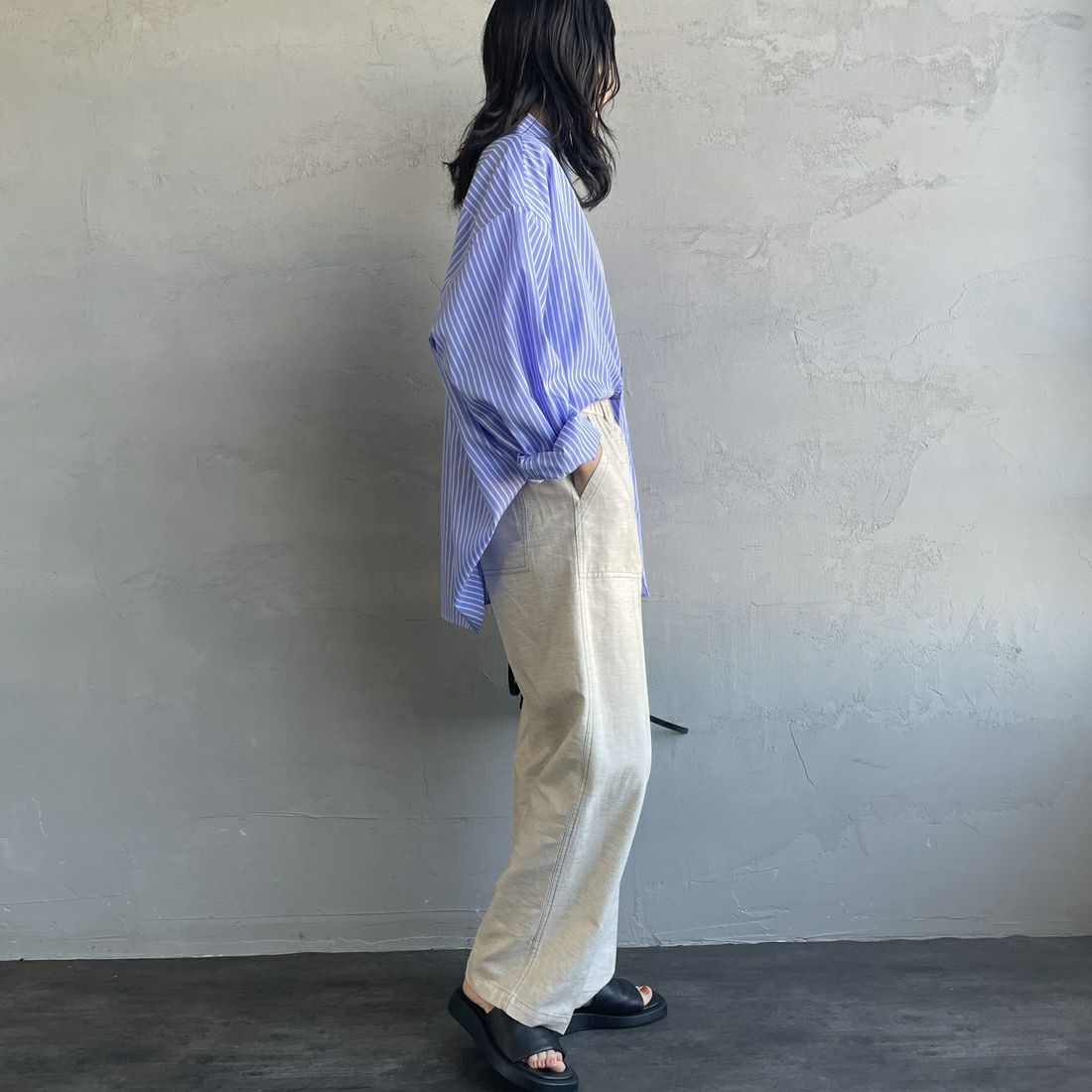 UNIVERSAL OVERALL [ユニバーサルオーバーオール] 別注 リネンイージーベイカーパンツ [U2512605IN-JF] NATURAL &&モデル身長：160cm 着用サイズ：M&&