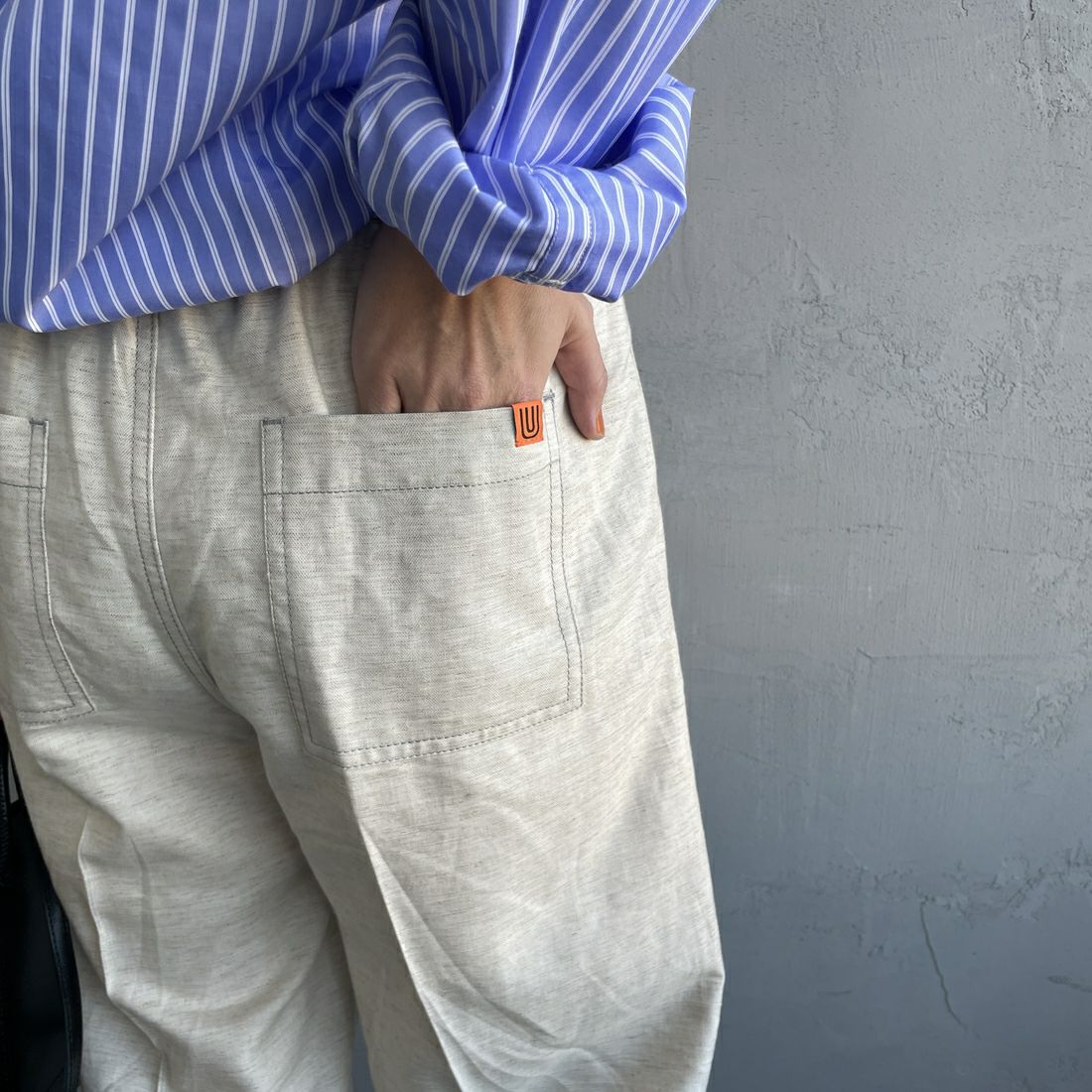 UNIVERSAL OVERALL [ユニバーサルオーバーオール] 別注 リネンイージーベイカーパンツ [U2512605IN-JF] NATURAL &&モデル身長：160cm 着用サイズ：M&&