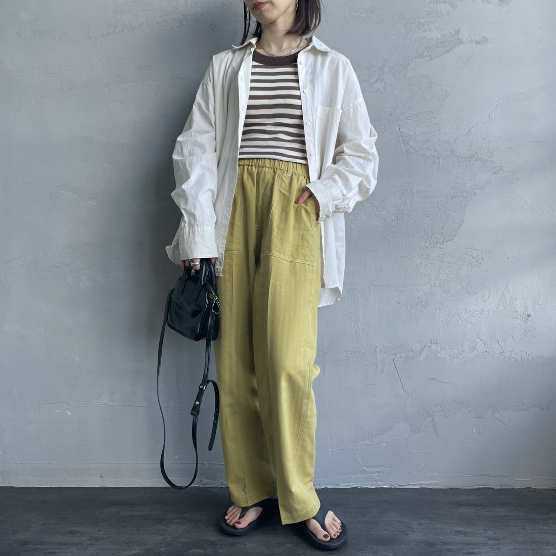 UNIVERSAL OVERALL [ユニバーサルオーバーオール] 別注 リネンイージーベイカーパンツ [U2512605IN-JF] YELLOW &&モデル身長：158cm 着用サイズ：M&&