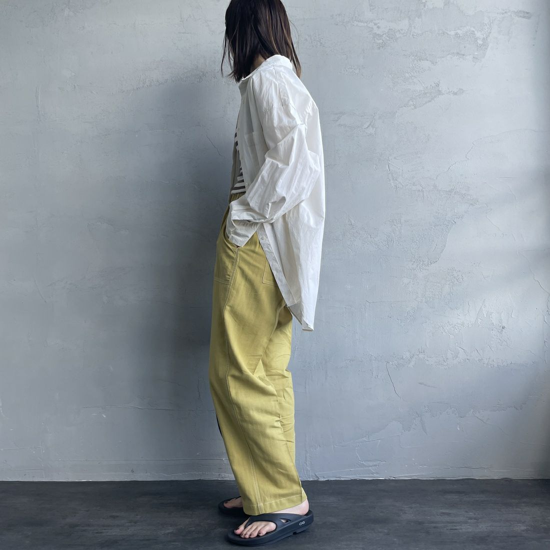 UNIVERSAL OVERALL [ユニバーサルオーバーオール] 別注 リネンイージーベイカーパンツ [U2512605IN-JF] YELLOW &&モデル身長：158cm 着用サイズ：M&&