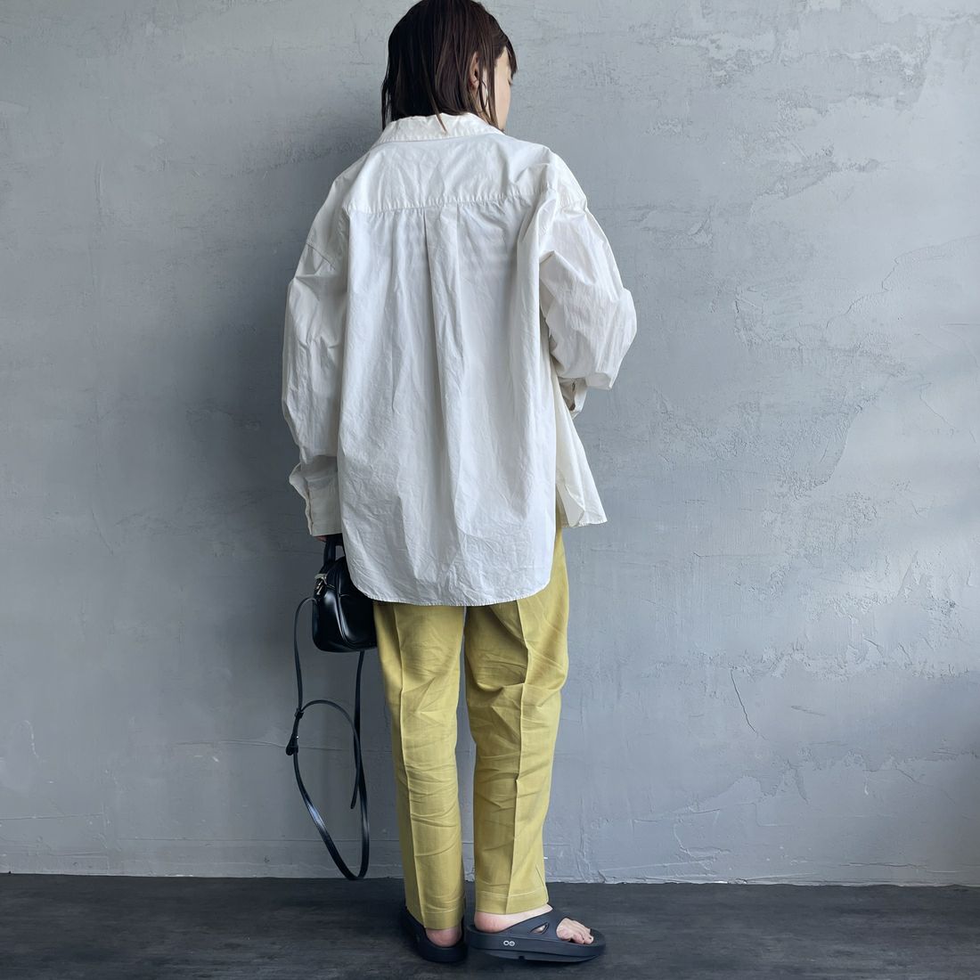 UNIVERSAL OVERALL [ユニバーサルオーバーオール] 別注 リネンイージーベイカーパンツ [U2512605IN-JF] YELLOW &&モデル身長：158cm 着用サイズ：M&&