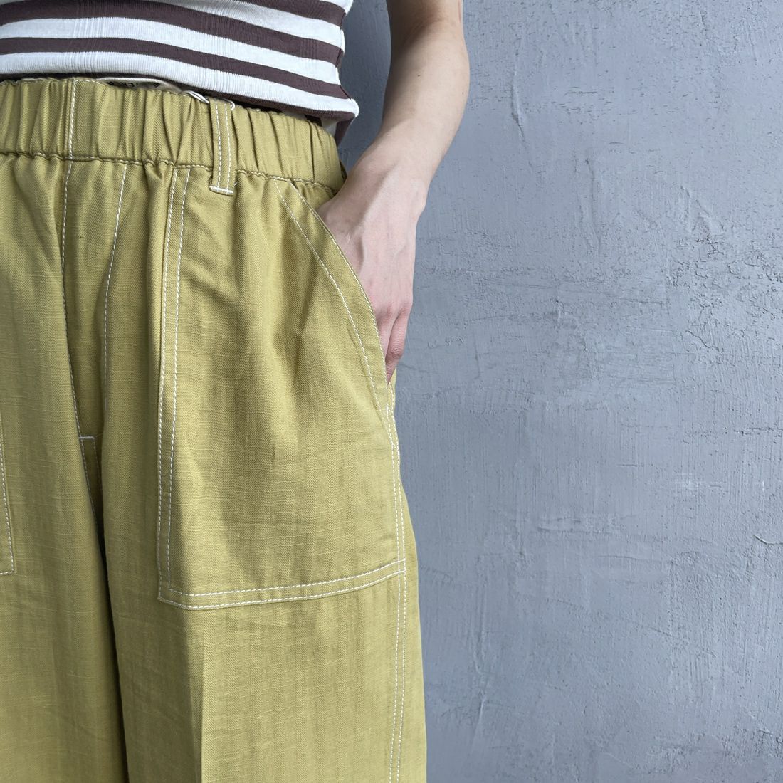 UNIVERSAL OVERALL [ユニバーサルオーバーオール] 別注 リネンイージーベイカーパンツ [U2512605IN-JF] YELLOW &&モデル身長：158cm 着用サイズ：M&&